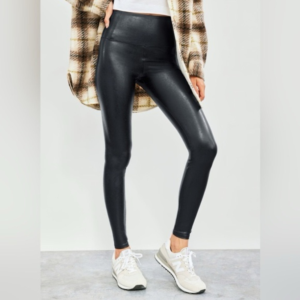 capsule wardrobe Aritzia Wilfred vegan leather buttery softhigh waisted Leggings